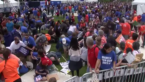 Un defensor de las armas provoca el pánico en una manifestación contra la violencia armada en Washington Un defensor de las armas provoca el pánico en una manifestación contra la violencia armada en Washington