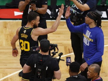 Exhibición de Stephen Curry en las finales NBA: 43 puntos y 10 rebotes para poner el 2-2