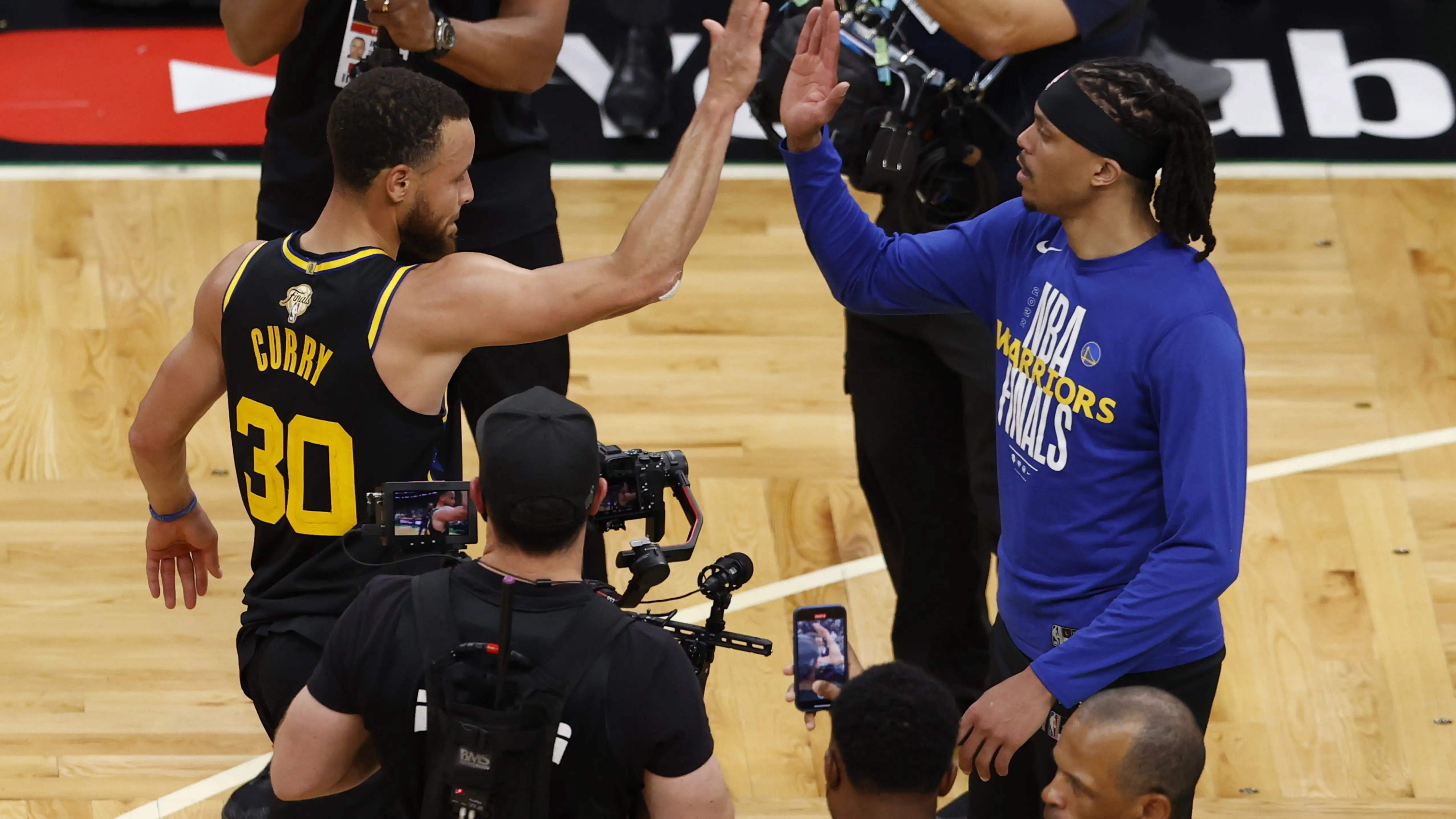 Exhibición de Stephen Curry en las finales NBA: 43 puntos y 10 rebotes para poner el 2-2 Exhibición de Stephen Curry en las finales NBA: 43 puntos y 10 rebotes para poner el 2-2