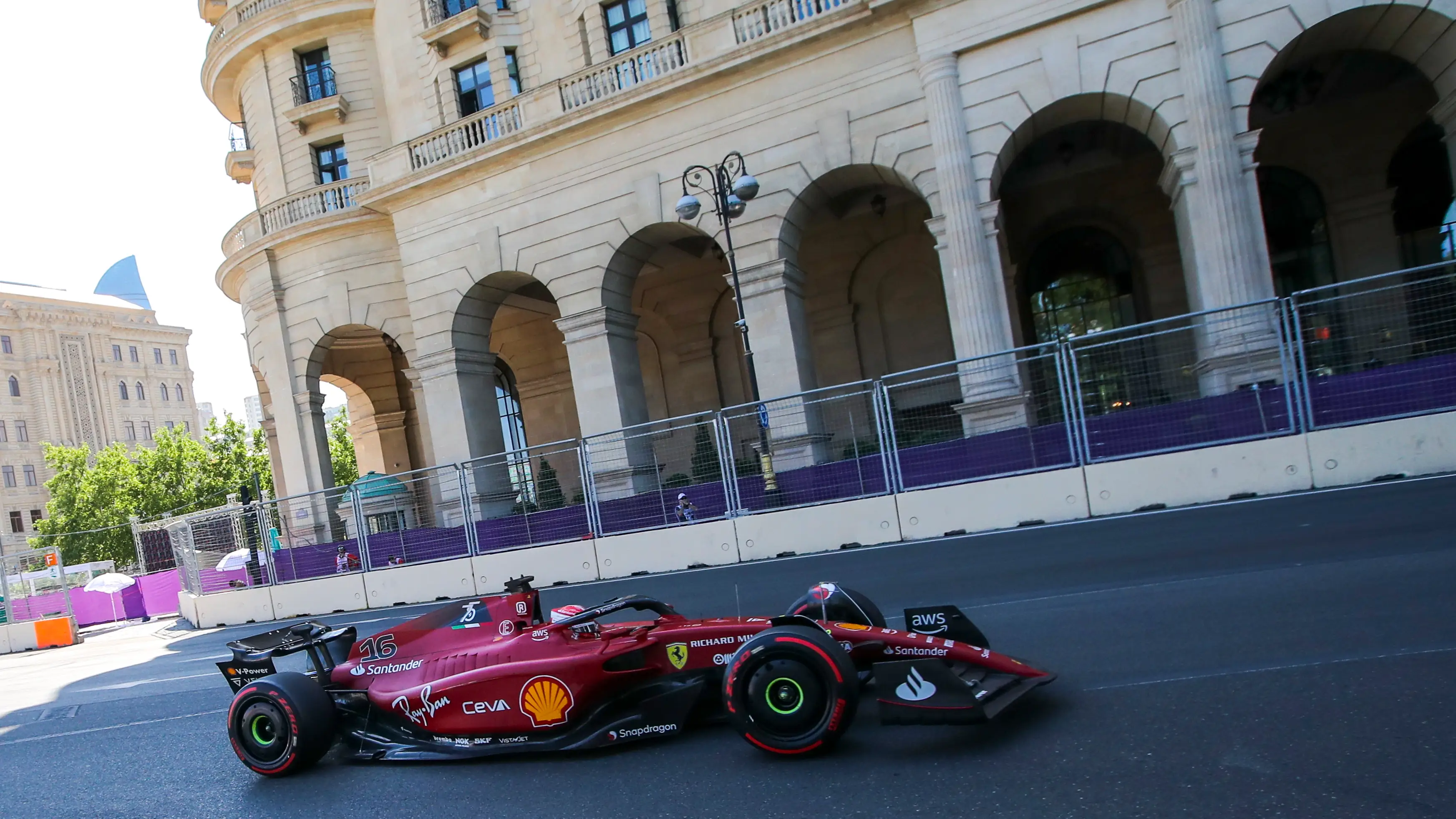 Leclerc suma en Azerbaiyán su 4º pole seguida, Sainz 4º y Alonso 10º Leclerc suma en Azerbaiyán su 4º pole seguida, Sainz 4º y Alonso 10º