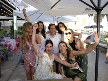 Almeida publica una fotografía con una chicas de despedida de soltera y el prometido le responde Almeida publica una fotografía con una chicas de despedida de soltera y el prometido le responde