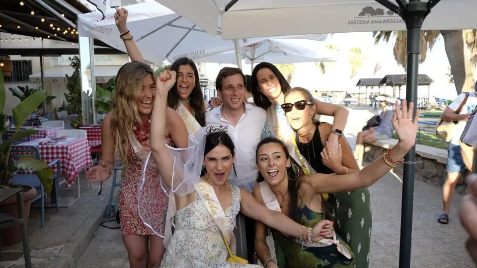 Almeida publica una fotograf&iacute;a con una chicas de despedida de soltera y el prometido le responde