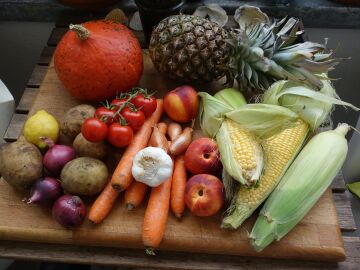 La iniciativa de un frutero para luchar contra el desperdicio: 12 kilos de fruta y verdura picada por 4 euros