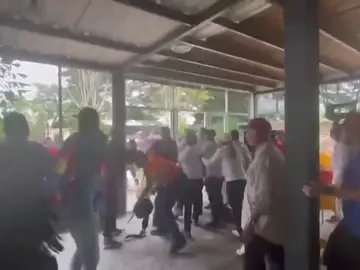 Un grupo de chavistas echa a empujones y patadas de un restaurante al opositor Juan Guaidó 