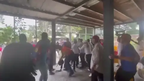 Un grupo de chavistas echa a empujones y patadas de un restaurante al opositor Juan Guaidó Un grupo de chavistas echa a empujones y patadas de un restaurante al opositor Juan Guaidó