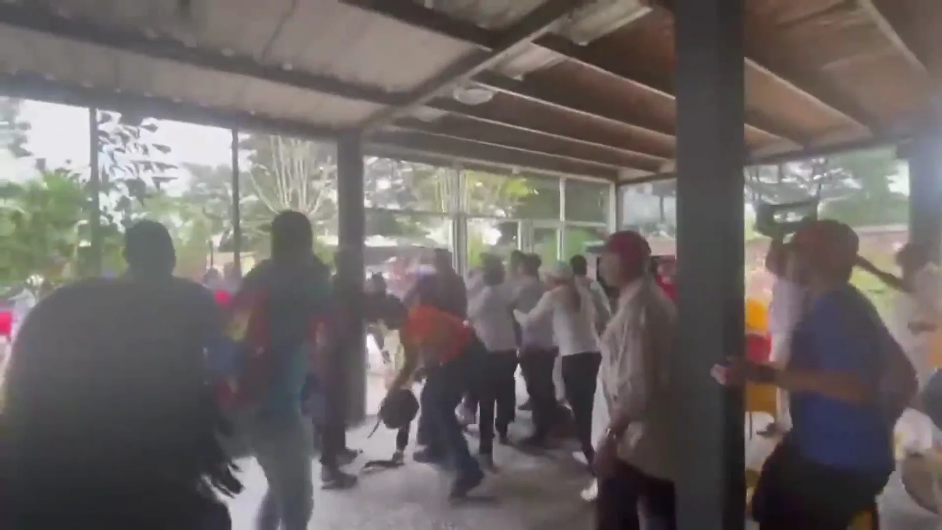 Un grupo de chavistas echa a empujones y patadas de un restaurante al opositor Juan Guaidó 