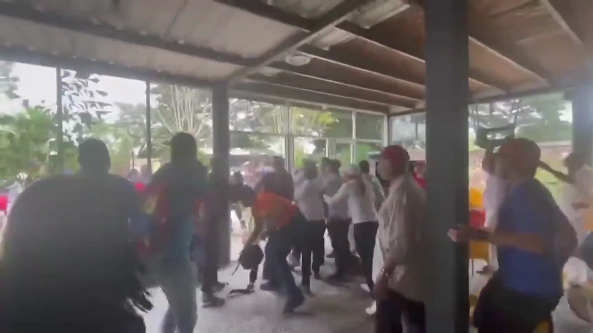Un grupo de chavistas echa a empujones y patadas de un restaurante al opositor Juan Guaid&oacute; 