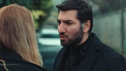 Aras desenmascara a Leyla al descubrir el malvado plan contra él y Asya Aras desenmascara a Leyla al descubrir el malvado plan contra él y Asya