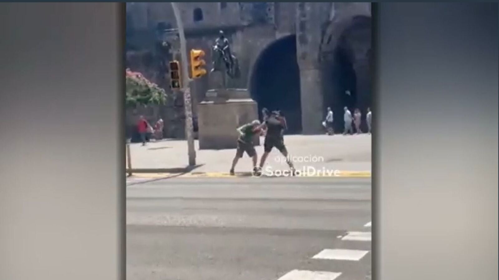El vídeo del brutal atraco en el centro de Barcelona en el que nadie ayuda a la víctima 