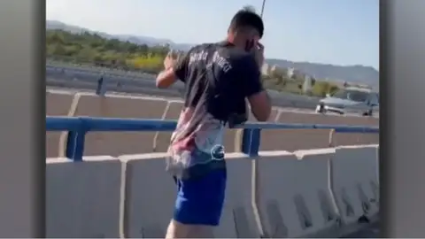 El hombre andando por la A-7 El hombre andando por la A-7