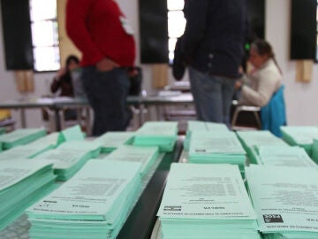 Mesa electoral el día de las elecciones.