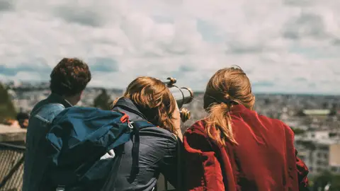 Jóvenes de espaldas Jóvenes de espaldas