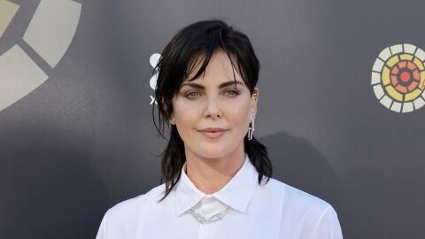 Charlize Theron con mullet y el pelo negro