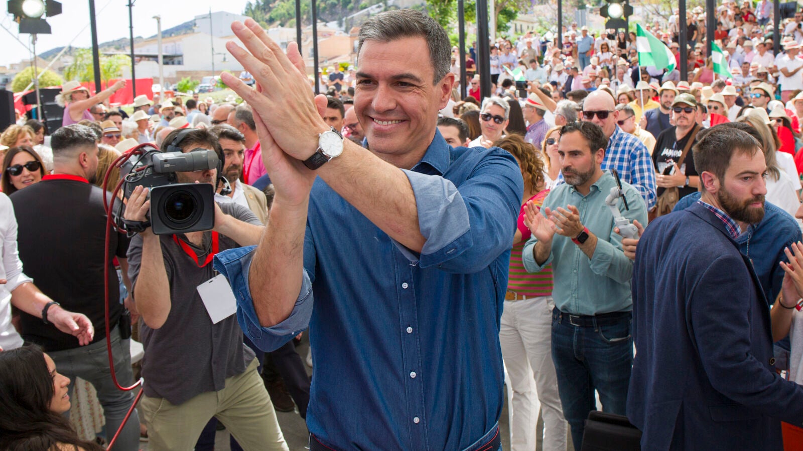 El 'efecto Feijóo' no frena al PSOE, aunque pierde puntos con respecto al mes anterior, según el CIS