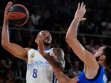 Hanga y Mirotic en un lance del partido entre Barça y Real Madrid Hanga y Mirotic en un lance del partido entre Barça y Real Madrid