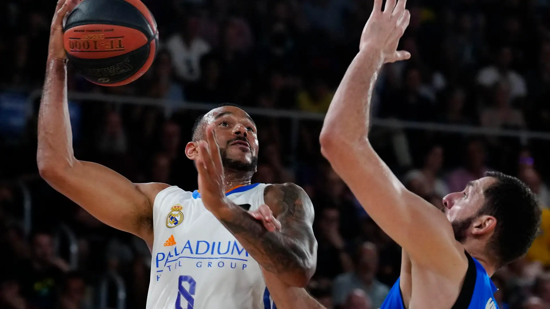 Hanga y Mirotic en un lance del partido entre Barça y Real Madrid Hanga y Mirotic en un lance del partido entre Barça y Real Madrid