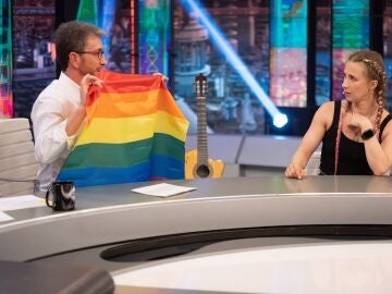 Pussy Riot explica a Pablo Motos lo que le pasar&iacute;a por sacar una bandera gay en Rusia