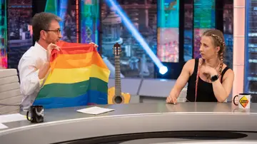 Pussy Riot explica a Pablo Motos lo que le pasaría por sacar una bandera gay en Rusia