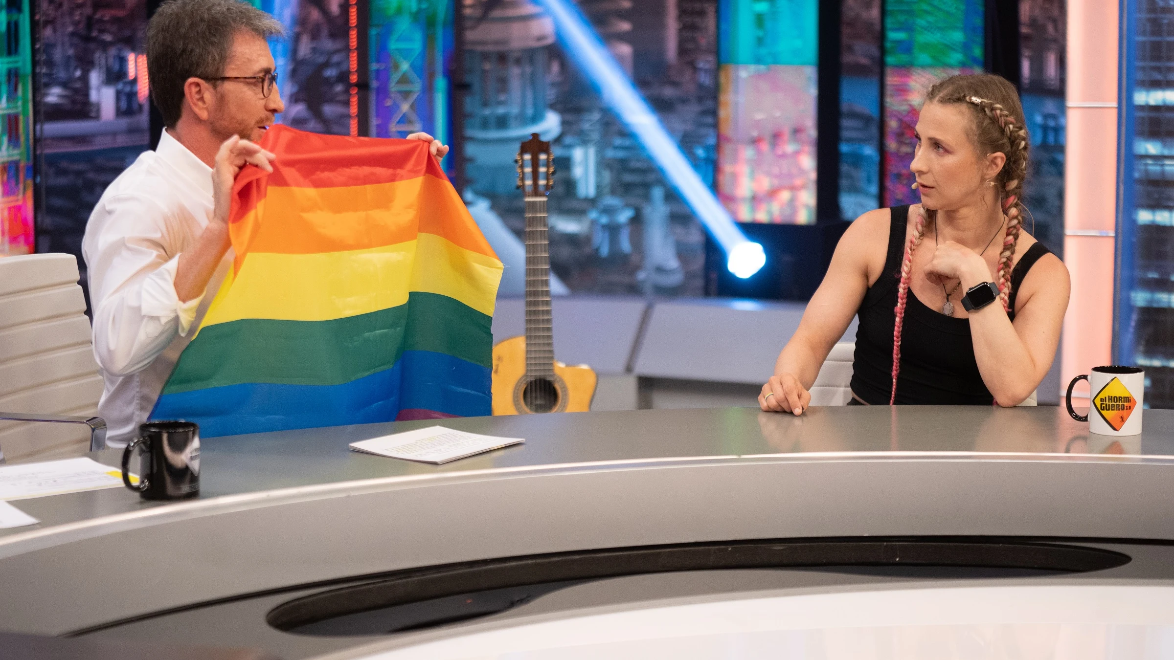 Pussy Riot explica a Pablo Motos lo que le pasaría por sacar una bandera gay en Rusia