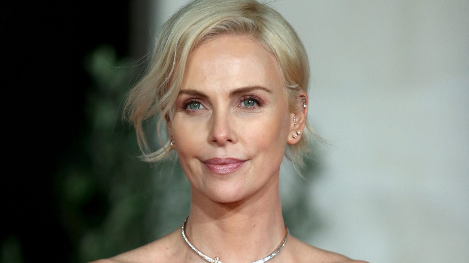 El radical corte de pelo de Charlize Theron a quien cuesta reconocer ahora de morena 
