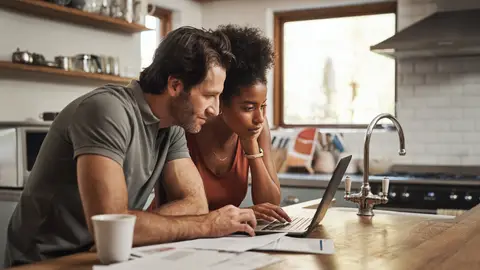 Familia calculando sus gastos mensuales Familia calculando sus gastos mensuales