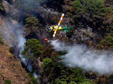 Imagen de un helicóptero trabajando en el incendio de Pujerra