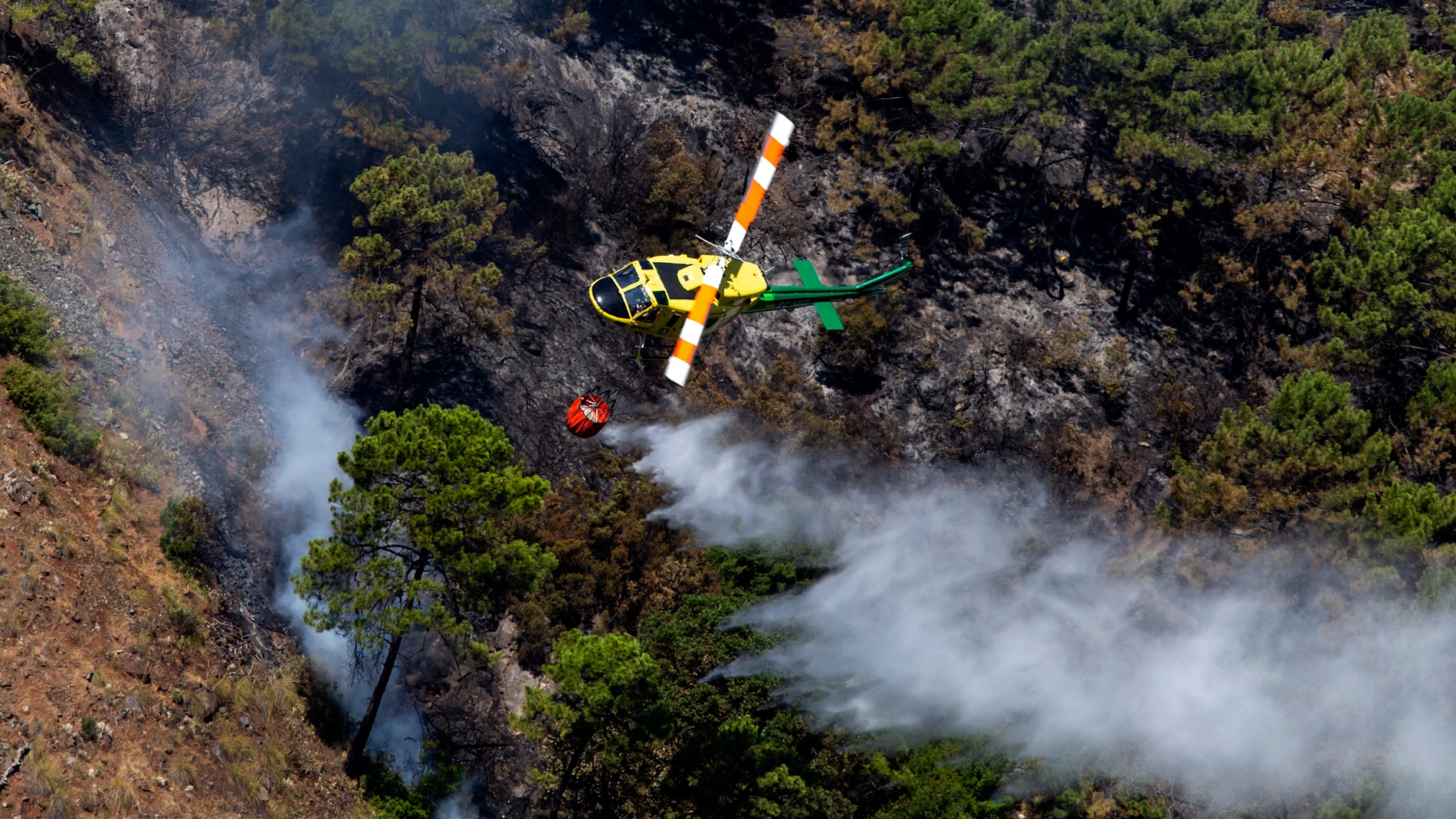 Imagen de un helicóptero trabajando en el incendio de Pujerra