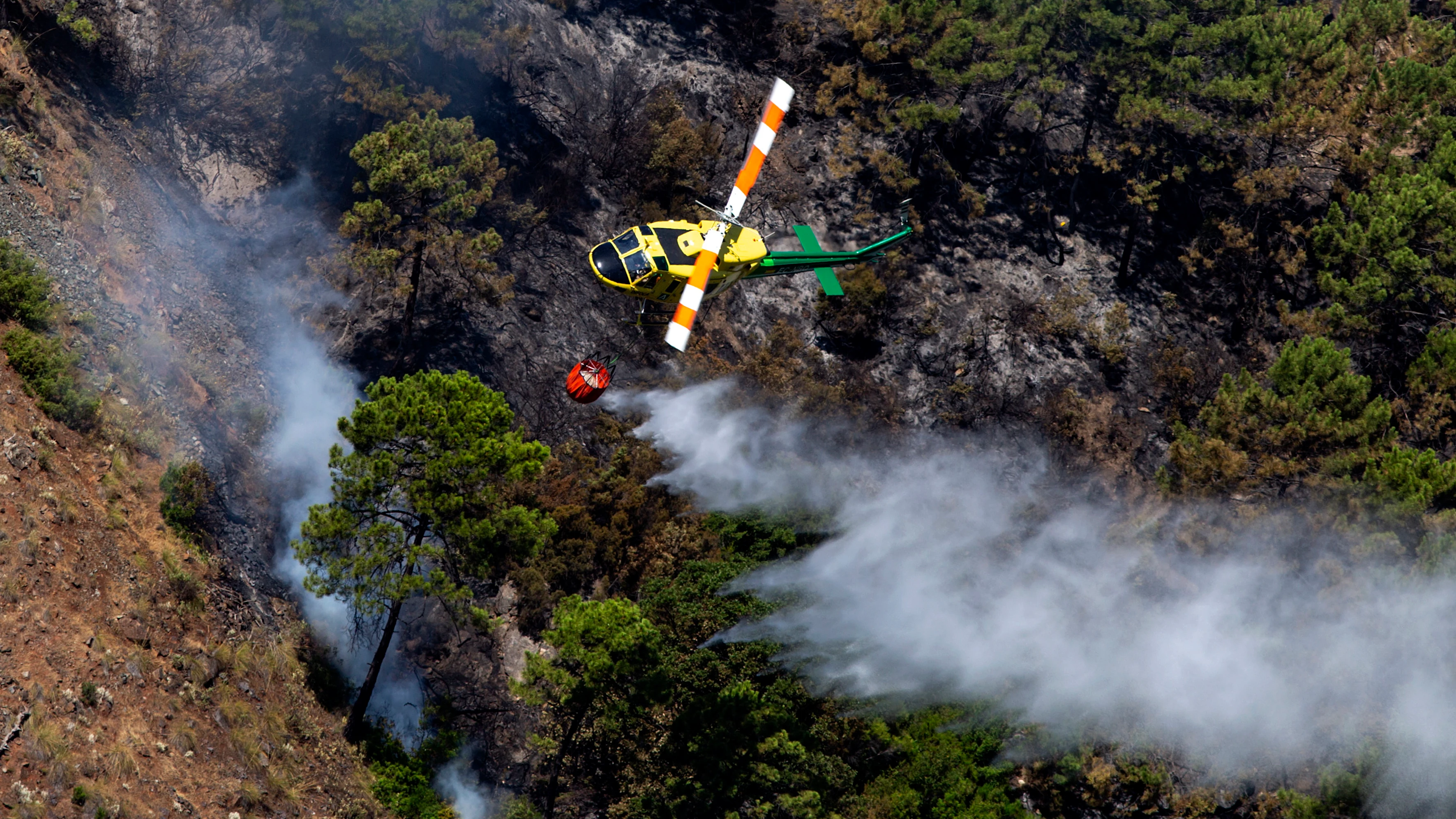 Imagen de un helic&oacute;ptero trabajando en el incendio de Pujerra