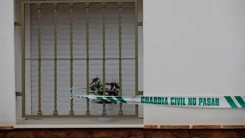 Precinto de la Guardia Civil en la casa del asesino confeso de Marta Calvo Precinto de la Guardia Civil en la casa del asesino confeso de Marta Calvo