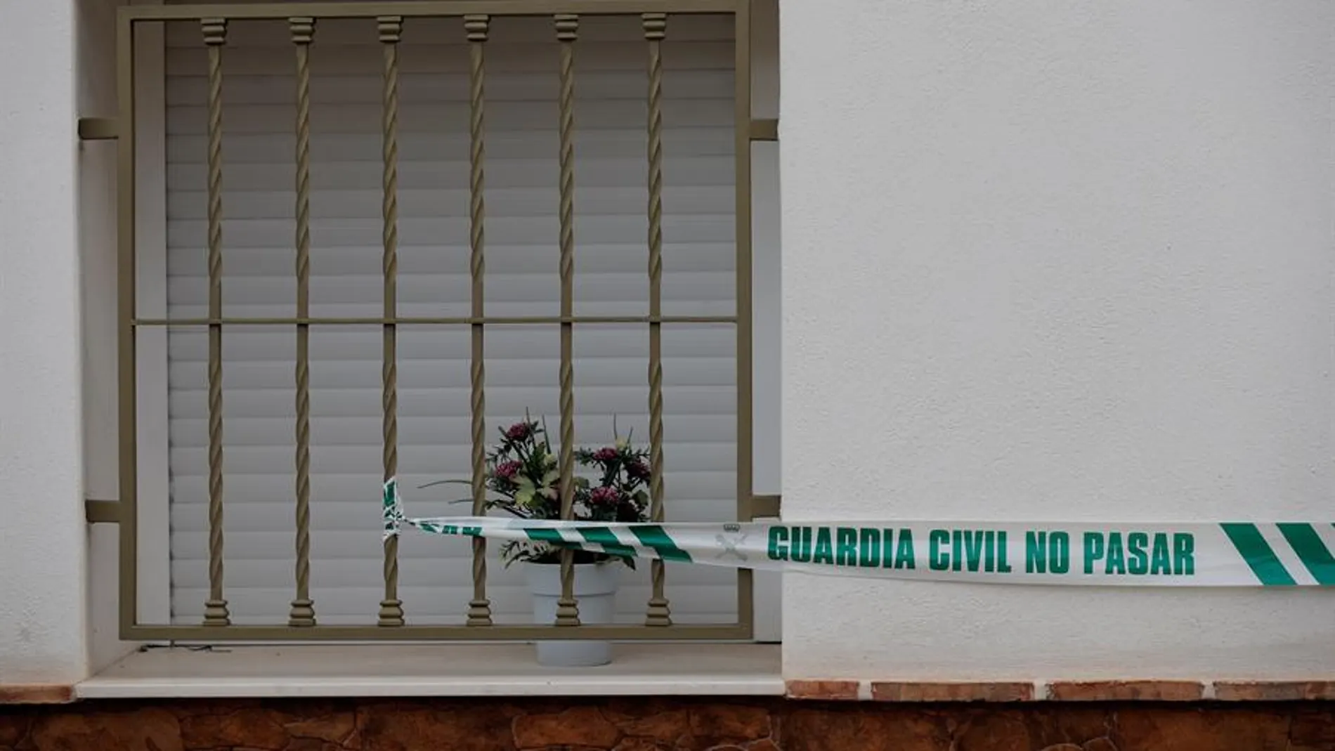 Precinto de la Guardia Civil en la casa del asesino confeso de Marta Calvo