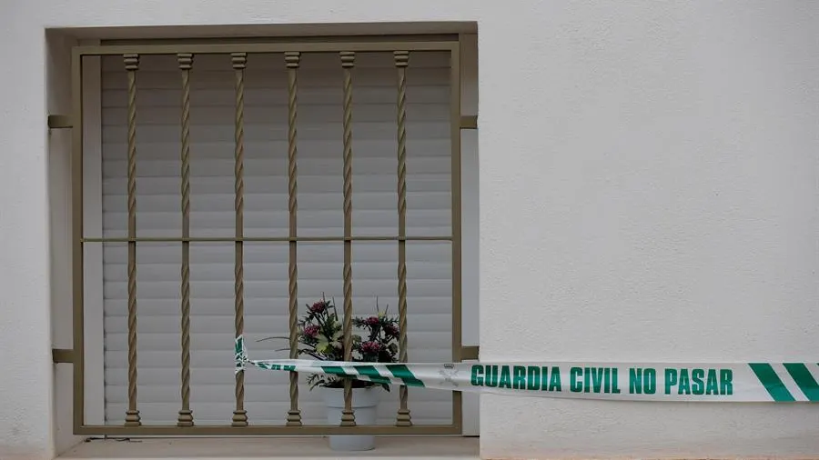 Precinto de la Guardia Civil en la casa del asesino confeso de Marta Calvo Precinto de la Guardia Civil en la casa del asesino confeso de Marta Calvo