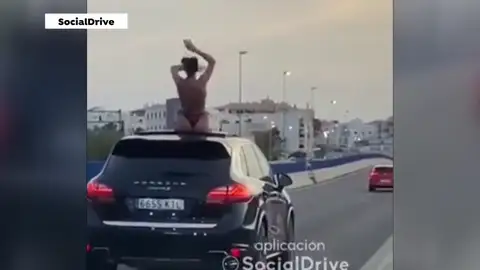 Mujer bailando en el techo del coche Mujer bailando en el techo del coche