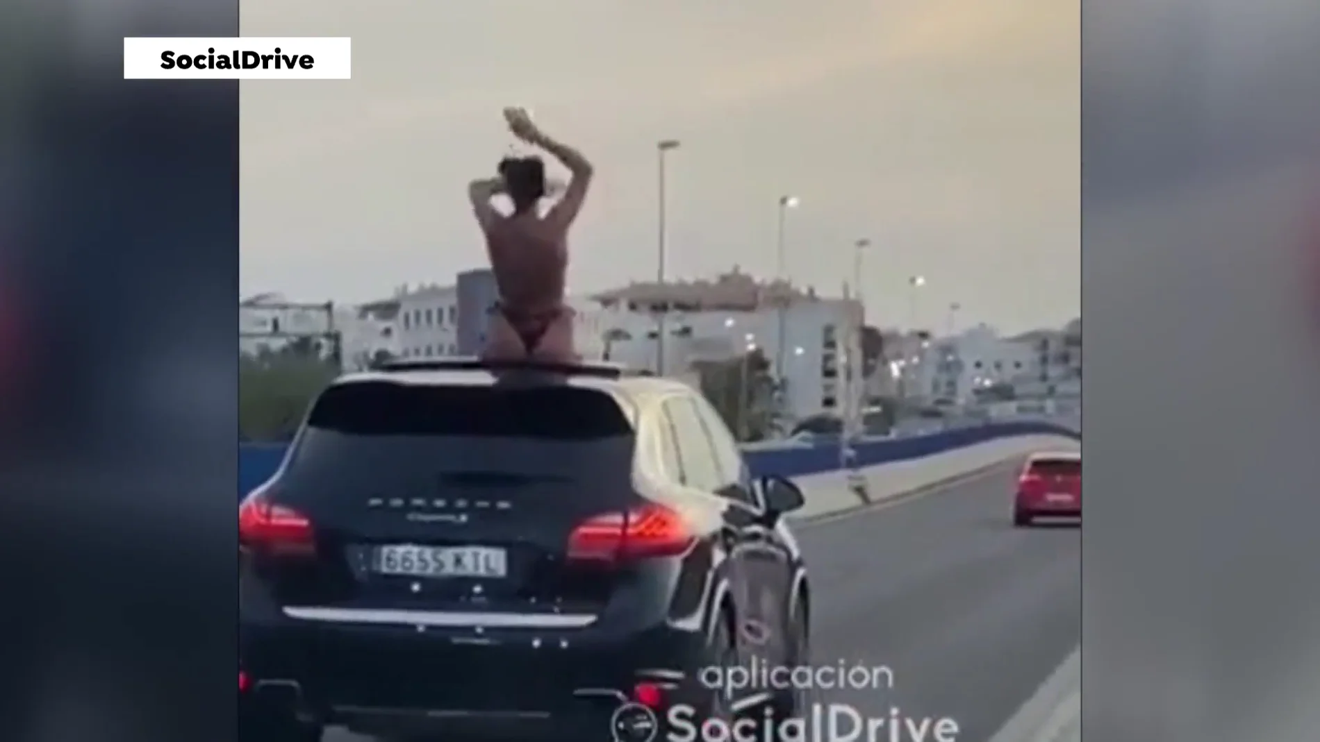 Mujer bailando en el techo del coche
