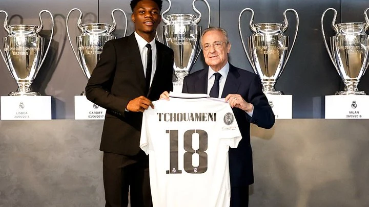 Tchouam&eacute;ni, presentado con el Real Madrid