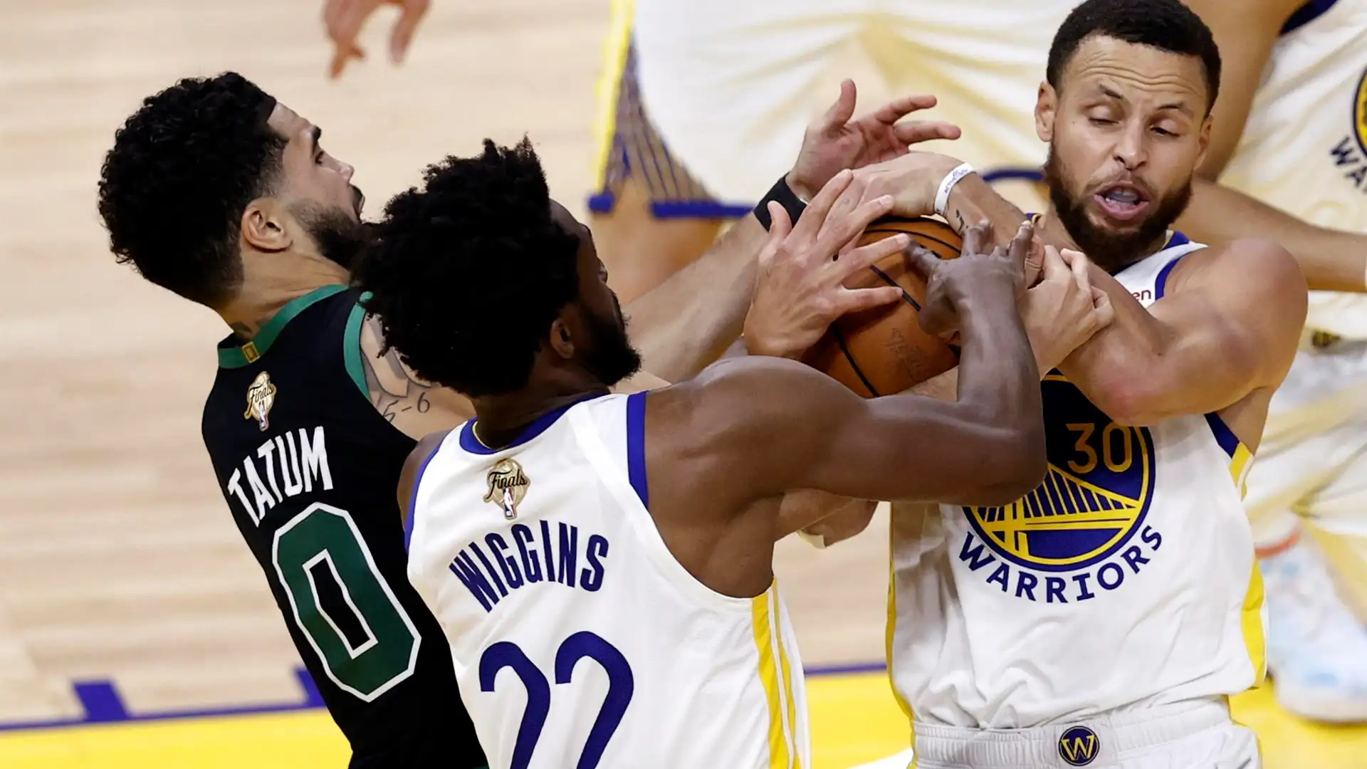 Tatum, Wiggins y Curry pelean por la pelota Tatum, Wiggins y Curry pelean por la pelota