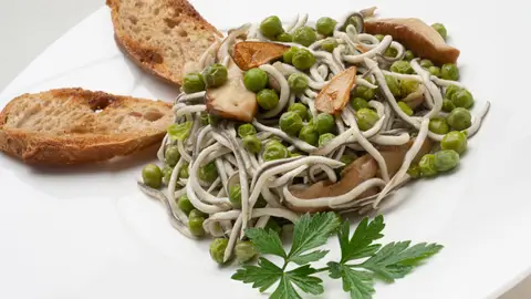 Prueba la receta fácil y rápida de gulas con guisantes de Karlos Arguiñano Prueba la receta fácil y rápida de gulas con guisantes de Karlos Arguiñano