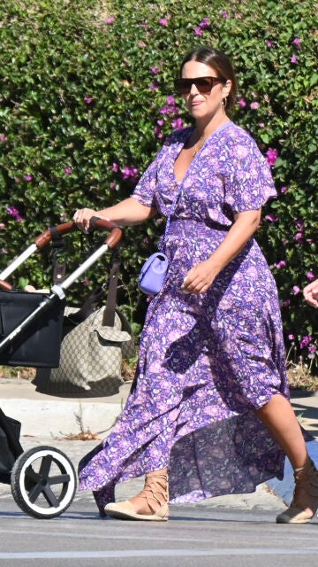 Paula Echevarría paseando a Miki