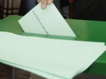 Voto dentro de la urna Voto dentro de la urna