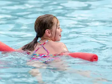 Niña en la piscina Niña en la piscina