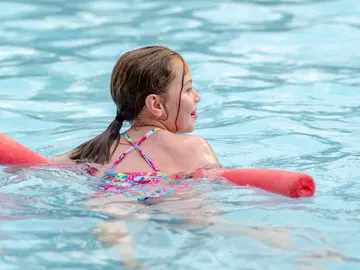 Niña en la piscina Niña en la piscina