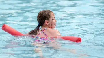 Niña en la piscina Niña en la piscina