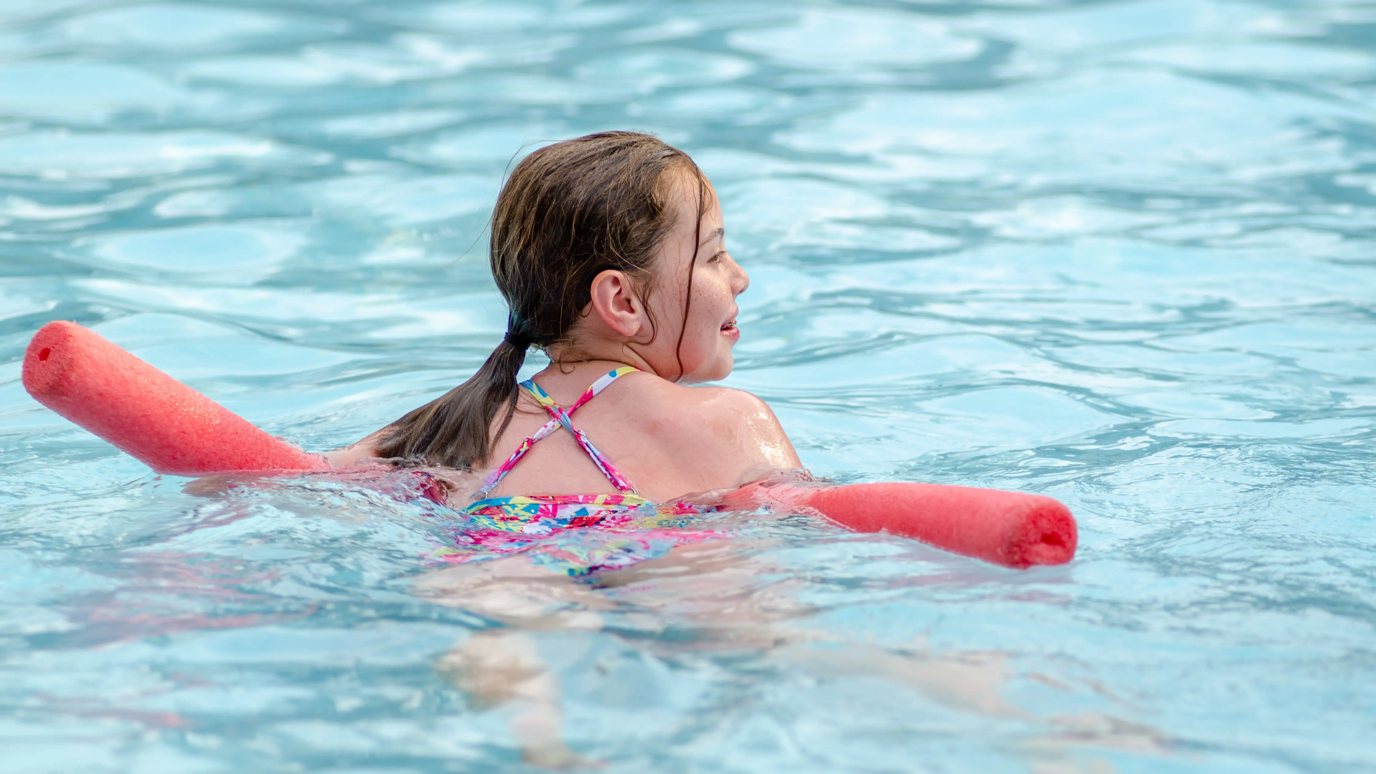 Ni&ntilde;a en la piscina