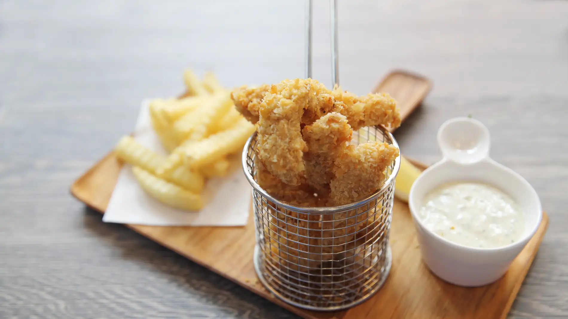 Pescadito frito hecho en la freidora de aire