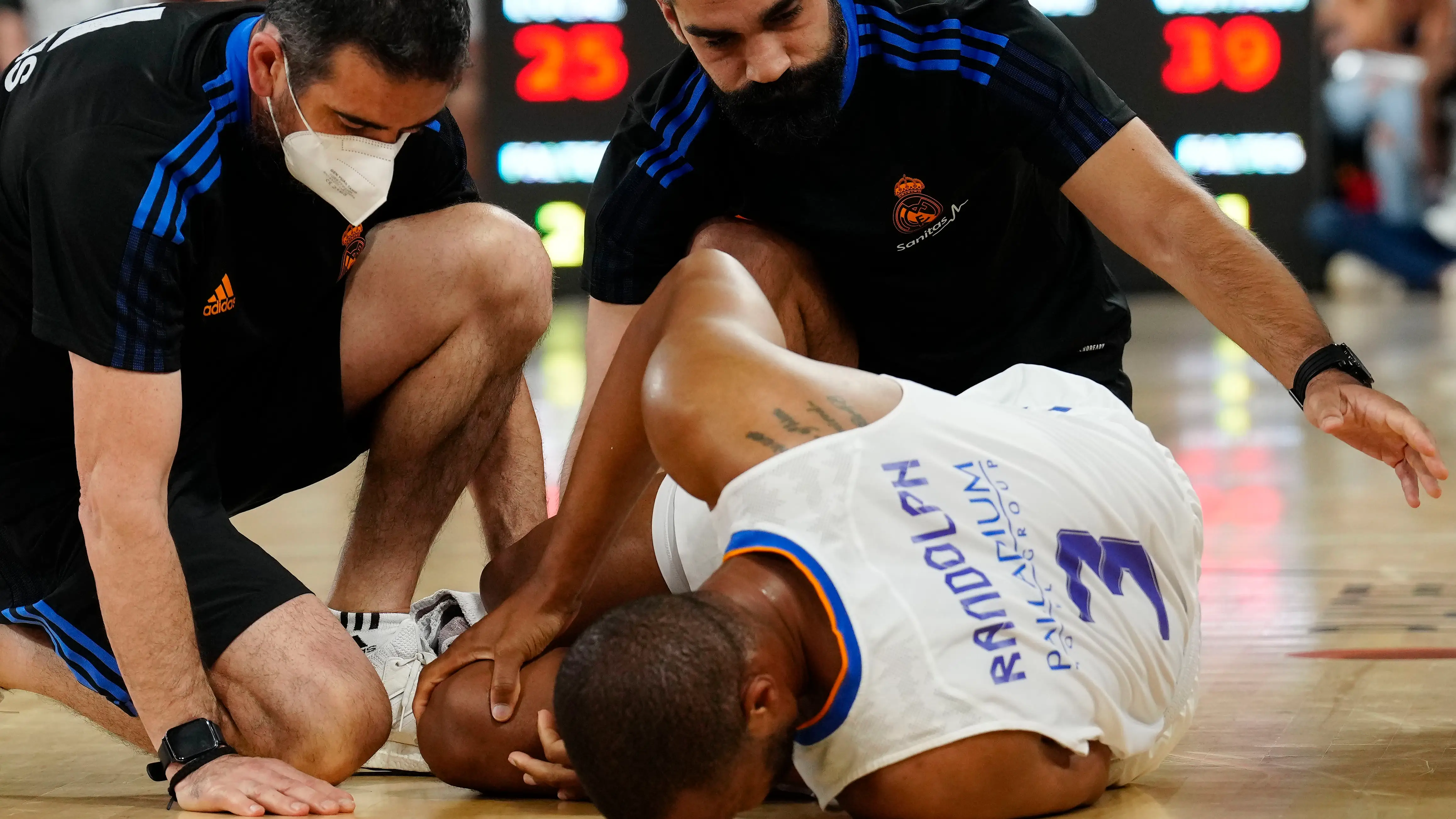Anthony Randolph es atendido por los médicos en el Palau Blaugrana Anthony Randolph es atendido por los médicos en el Palau Blaugrana