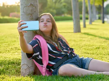 Niña haciéndose una foto con un smartphone. Niña haciéndose una foto con un smartphone.