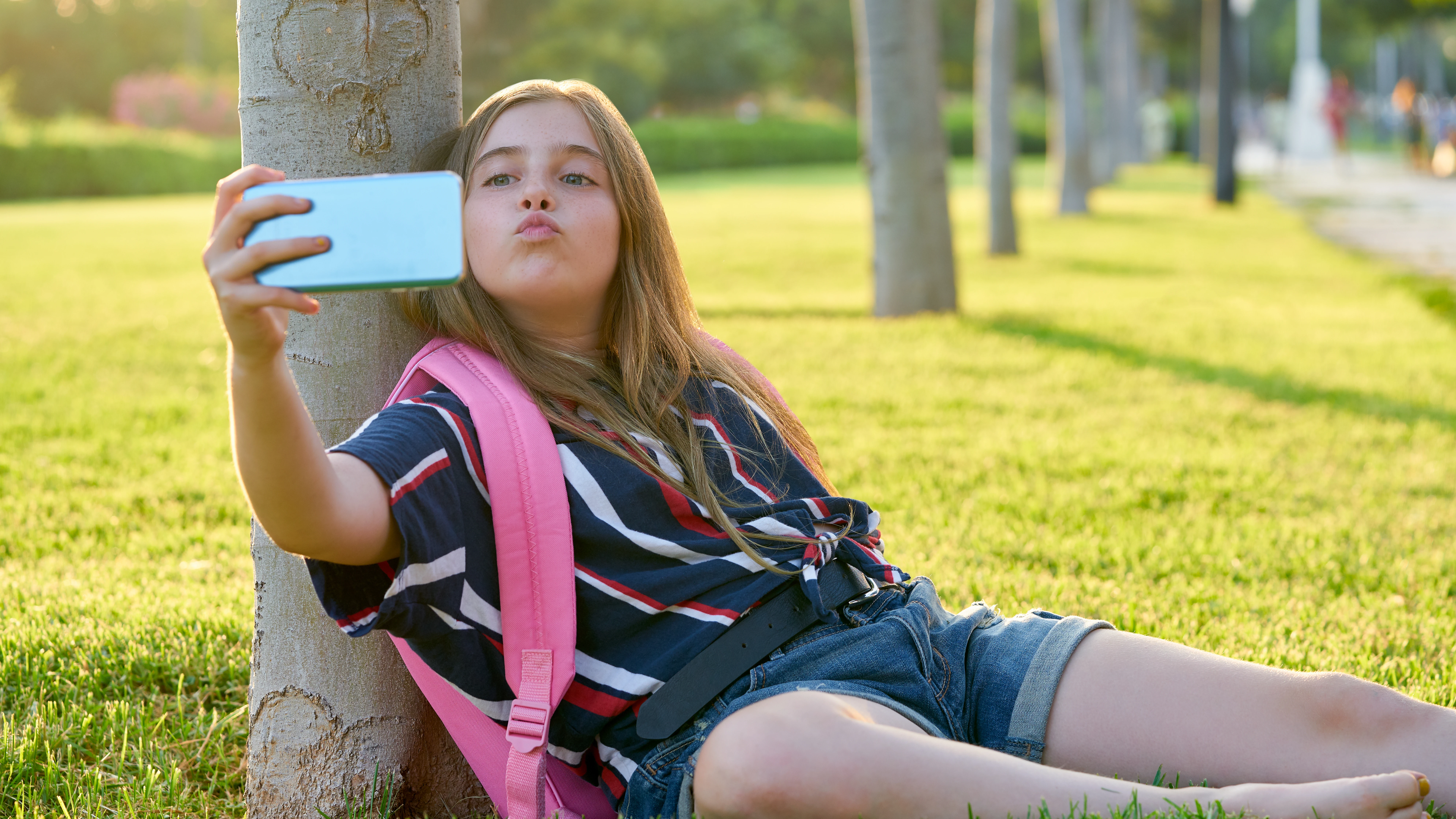 Ni&ntilde;a haci&eacute;ndose una foto con un smartphone.