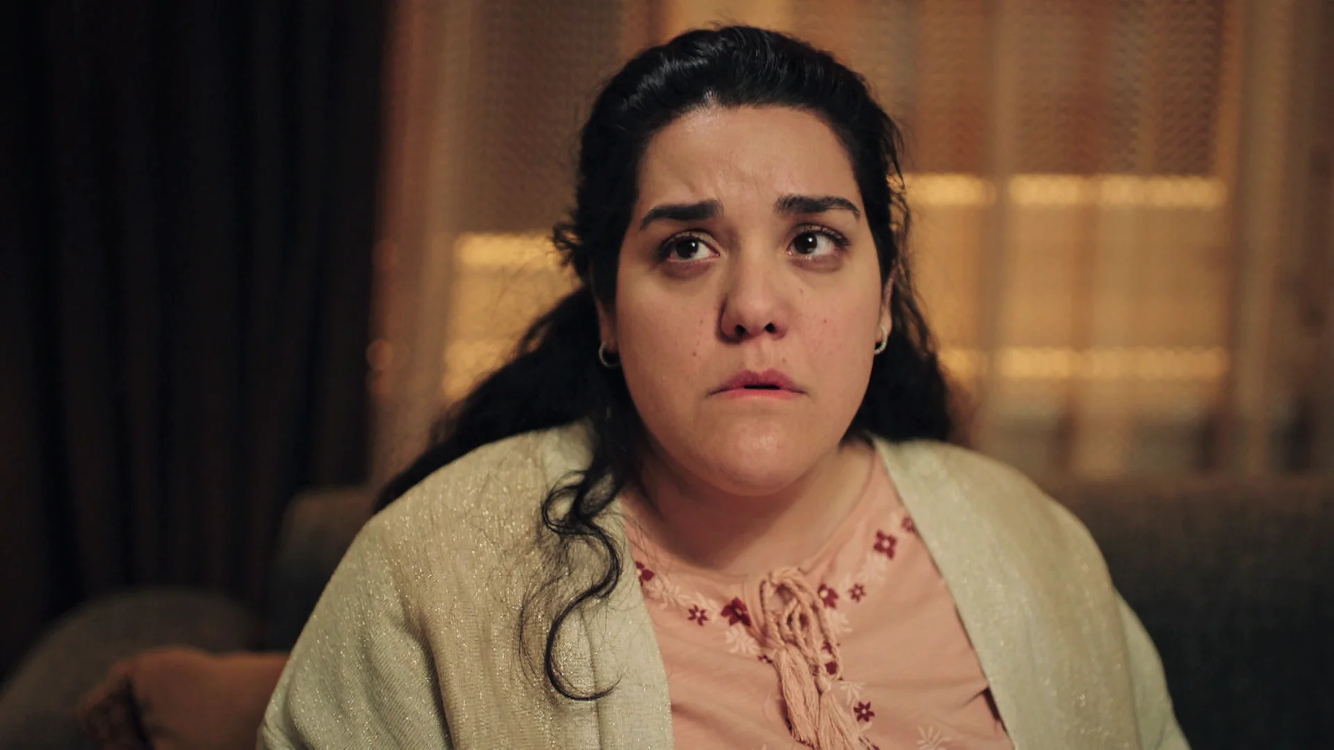 Okşan, hundida al creer que Bayram va a dejarla al no poder tener hijos 
