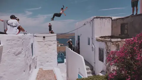Parkour con el Egeo de fondo en la isla griega de Astipalea Parkour con el Egeo de fondo en la isla griega de Astipalea