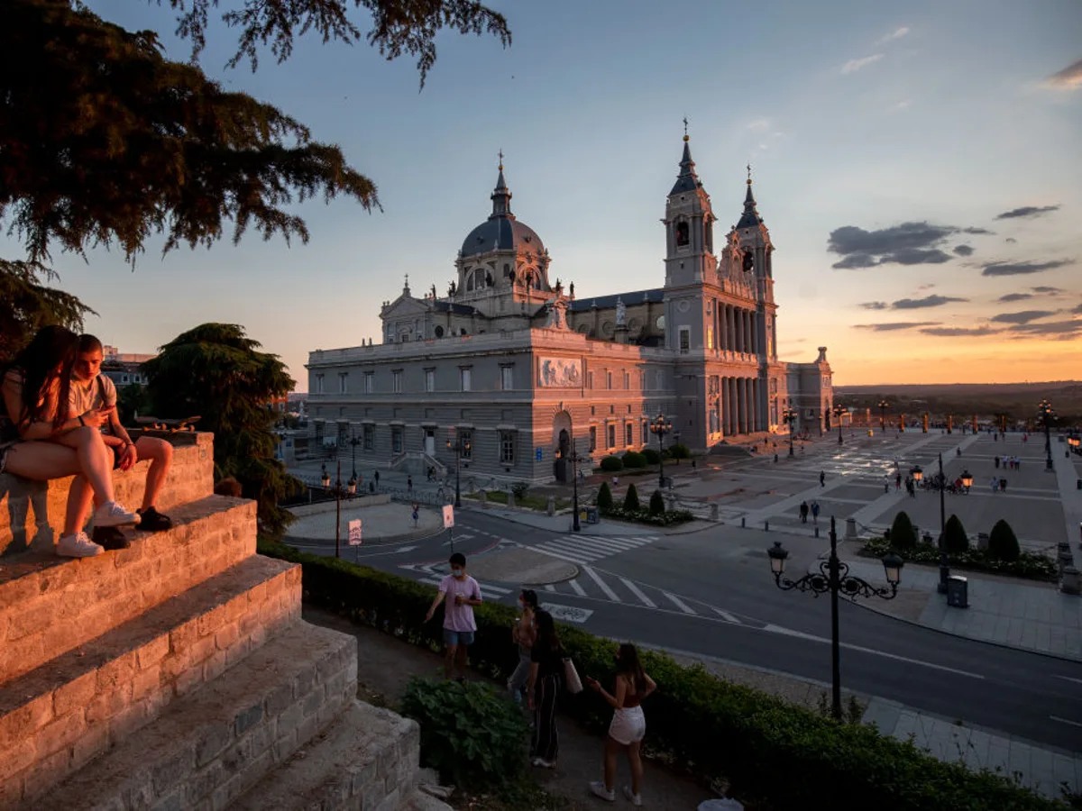 La historia de la catedral de la Almudena, desde su construcción hasta la visita de Juan Pablo II