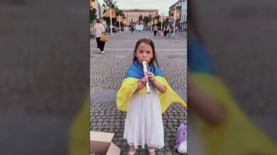 Una niña toca la flauta en Dnipro para recaudar fondos para el ejército ucraniano